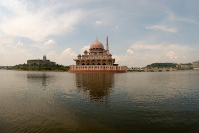 Dokumentasi  Foto  Measjid Putra berada di tepian danau buatan  (Danau/Tasik Putrajaya) yang dibangun mengelilingi Putrajaya membuatnya tampak seperti masjid terapung bila dilihat dari kejauhan seberang danau. (Foto dari DANYSTYLE  di Flickr dalam http://bujangmasjid.blogspot.co.id)
