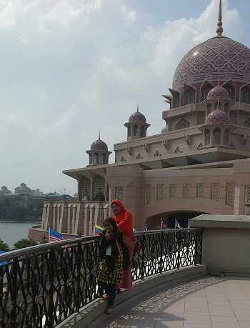 Dokumentasi Foto Penulis dan siswa bimbingan  (Nessa Sapera) saat berada di samping Mesjid  Putrajaya yang terletak di tepi Danau Putrajaya