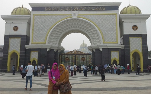 Dokumentasi Foto di Depan Pintu Gerbang Istana Negara Malaysia