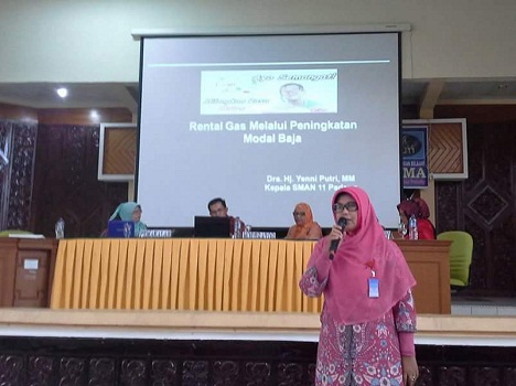 Penyampaian Materi Seminar oleh Ibu Dra. Hj. Yenni Putri, MM (Kepala SMAN 11 Padang) dengan judul  "Rental Gas Melalui Peningkatan Modal Baja" (LPMP Padang, Minggu 24 April 2016).