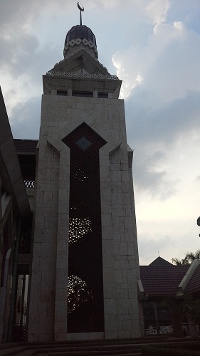 Arsitektur Unik dengan Lekukan-lekukan Anak Panah  pada Menara Mesjid Agung At-Tin TMII Jakarta Timur  (Rabu 17 Agustus 2016)