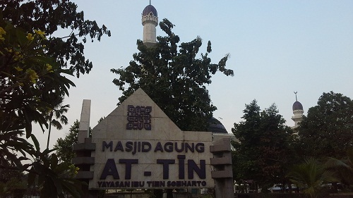 Mesjid Agung At-Tin TMII Jakarta Timur, mesjid yang dikelola oleh Yayasan Ibu Tien Soeharto (Rabu 17 Agustus 2016)