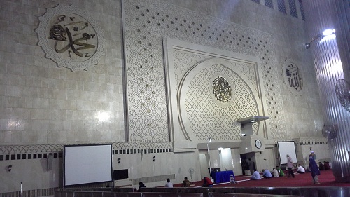 Dinding depan ruang utama Masjid Istiqlal Jakarta dilihat dari sisi kiri (Kamis, 18 Agustus 2016)