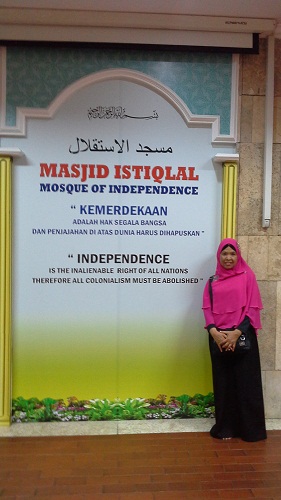 Dokumentasi Foto dengan latar tulisan  Masjid Istiqlal  "Mosque of Independence" ( Masjid Istiqlal Jakarta, Kamis 18 Agustus 2016)