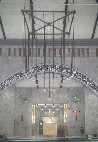 Lampu Gantung Ruang Utama Shalat Masjid UI  (Universitas Indonesia Depok, Jumat 19 Agustus 2016)