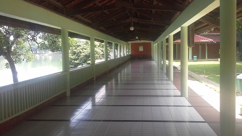 Koridor kiri Masjid UI Depok  yang besebelahan dengan Danau UI (Universitas Indonesia Depok, Jumat 19 Agustus 2016)