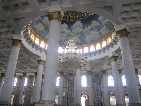 Pilar-pilar Penyangga Kubah Utama Masjid (Masjid Kubah Emas Depok, Jumat 19 Agustus 2016)