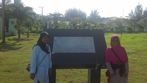 Dokumentasi foto di Tugu/Monumen Kuburan Masal Ulee Lheue  Banda Aceh (Jumat, 30 Desember 2016)